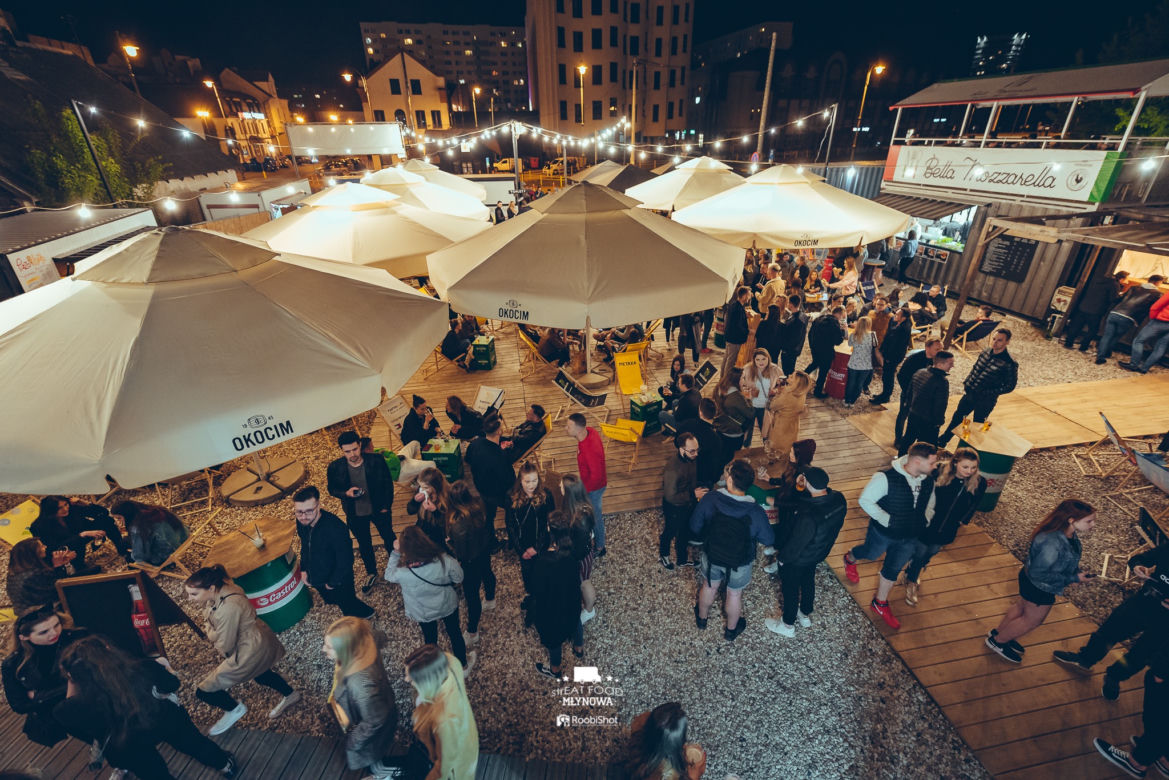 Streat Food Młynowa w Białymstoku. Klimatyczna miejscówka przyciąga tłumy białostoczan [ZDJĘCIA]