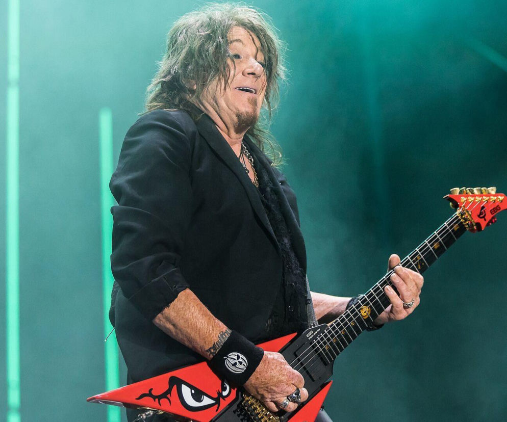 Kai Hansen gra na czerwonej gitarze elektrycznej podczas koncertu. O jego ulubionych płytach przeczytasz w EskaRock.