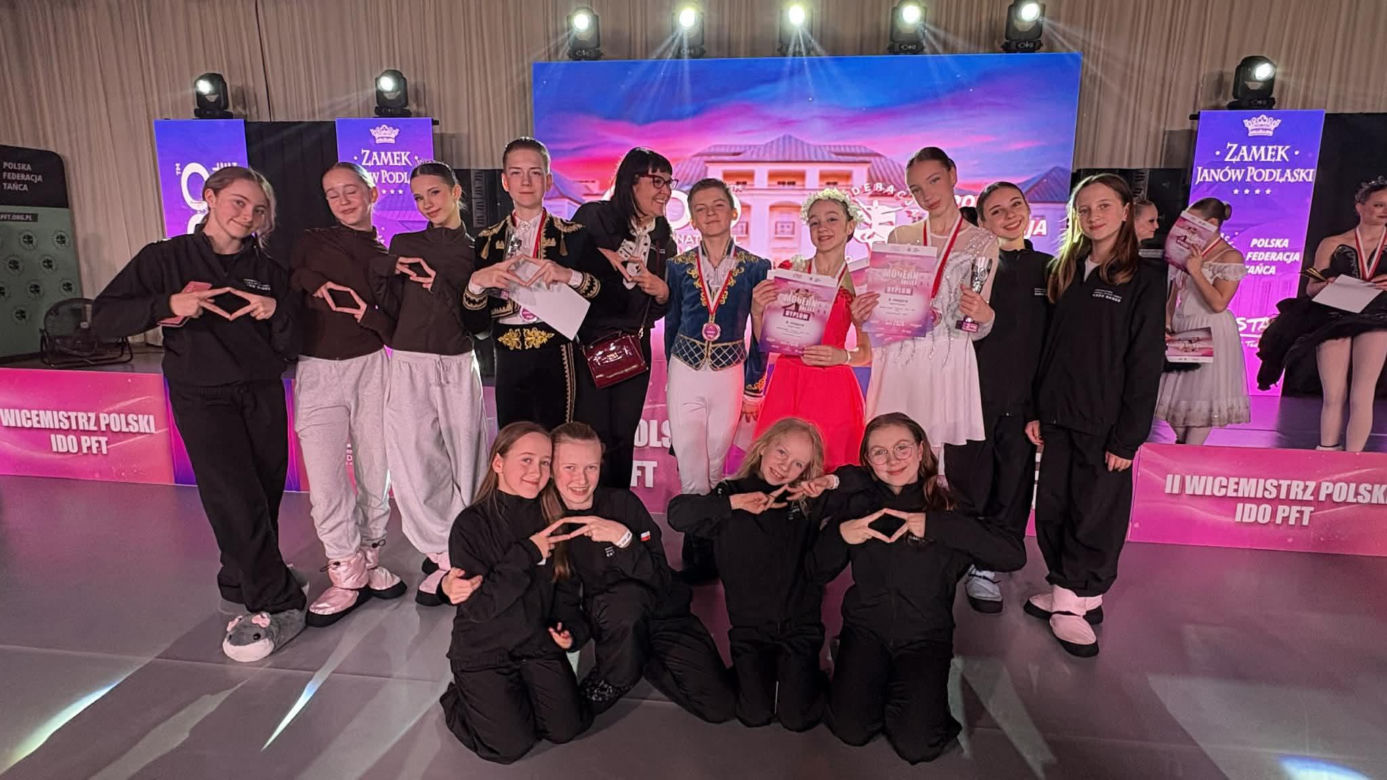 Uczniowie Niepublicznej Szkoły Sztuki Tańca Caro Dance w Siedlcach odnieśli spektakularny sukces, zdobywając łącznie kilkanaście medali podczas pierwszych ogólnopolskich turniejów tanecznych