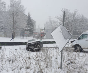 Wypadek na ul. Towarowej w Olsztynie. Zderzyły się trzy auta. Droga zablokowana [FOTO]