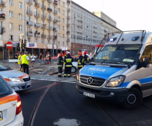 Pijak wpadł autem na tory