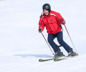 Poseł Wójcik szusuje w kasku
