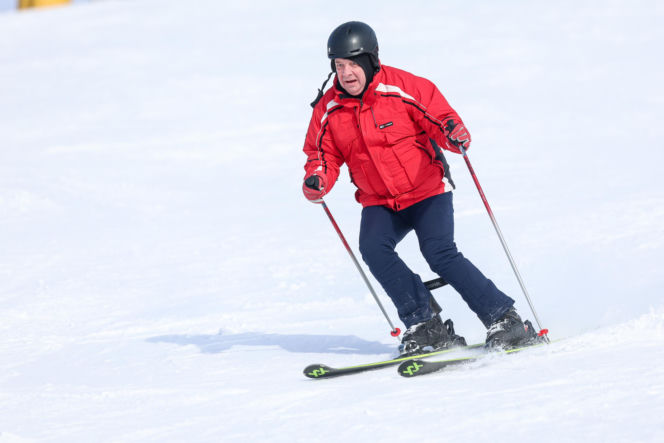 Poseł Wójcik szusuje w kasku