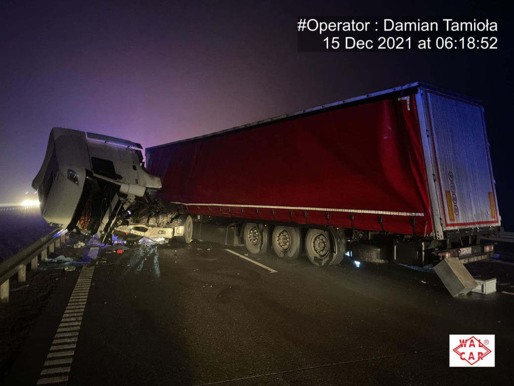 Dwie ciężarówki zderzyły się we mgle na autostradzie A1. Droga zablokowana