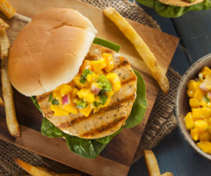 Burgery z salsą z mango - PRZEPIS NA BURGERY Z GRILLA