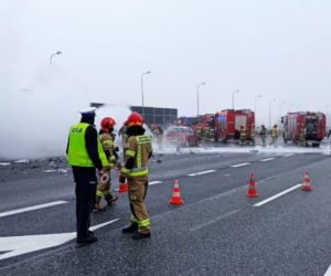 Karambol na autostradzie A4. Zderzyły się cztery samochody. Jeden stanął w płomieniach. Potężne utrudnienia