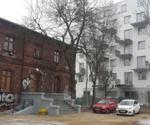 Budynek, do którego przenoszą się bezdomni