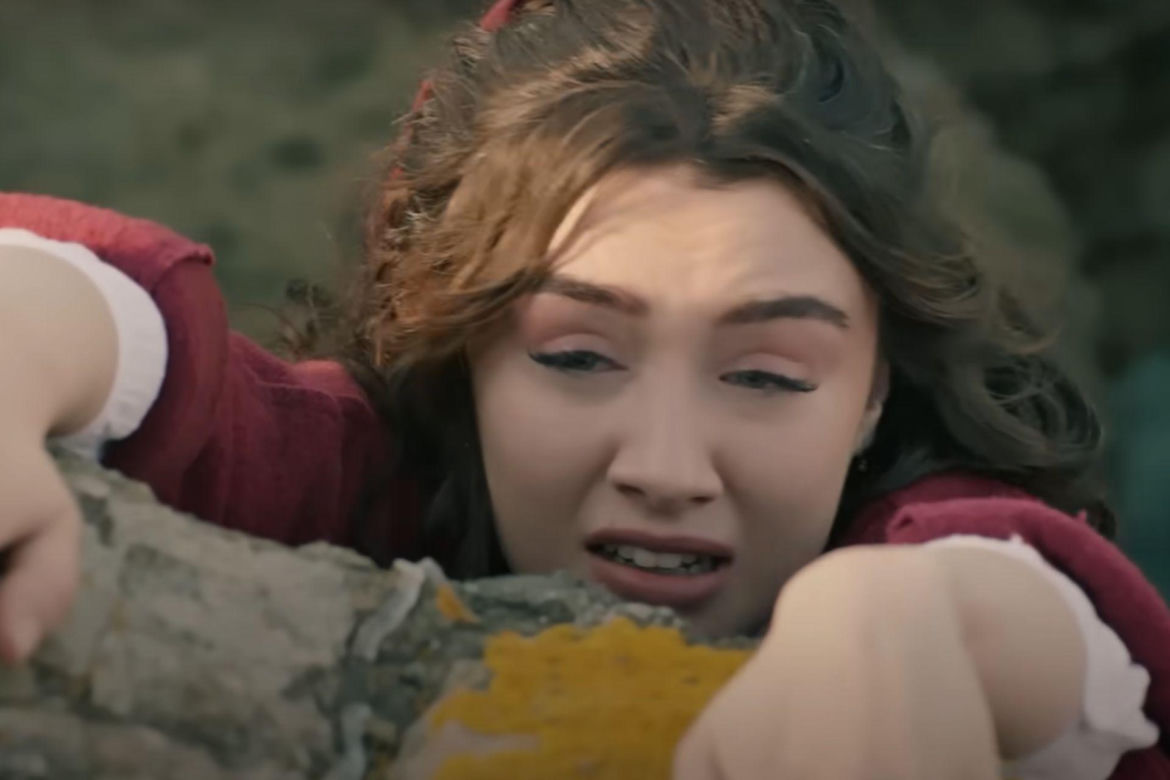 Zeynep omal nie ginie! Wisi na skraju urwiska! 