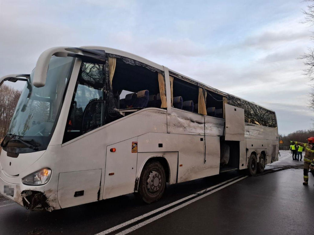 W auto w rowie wjechał autokar. Kilka osób trafiło do szpitala