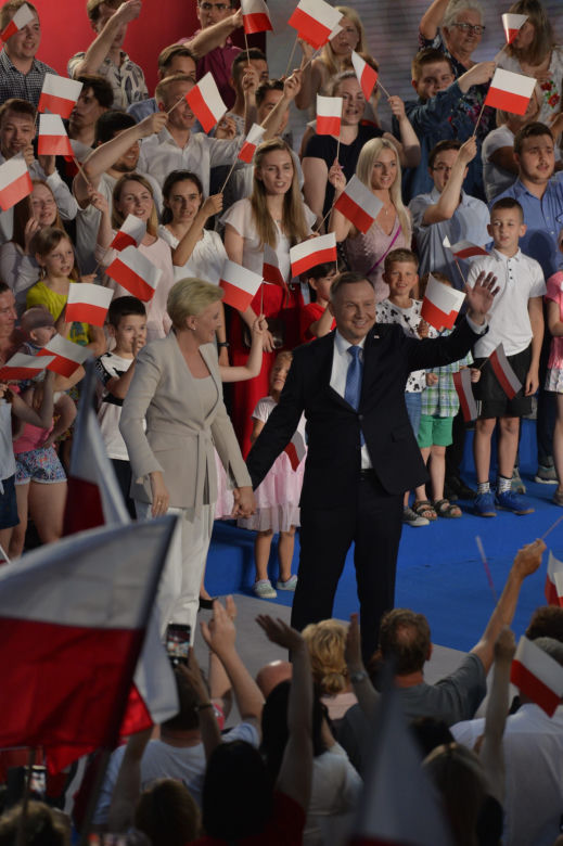 Wybory 2020. Duda gratuluje Trzaskowskiemu. Został wybuczany przez własny sztab