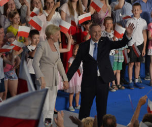 Wybory 2020. Duda gratuluje Trzaskowskiemu. Został wybuczany przez własny sztab