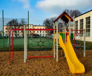 Szkoła Podstawowa nr 4 w Kaliszu ma nowy plac zabaw! Dzieci będą zachwycone [ZDJĘCIA]
