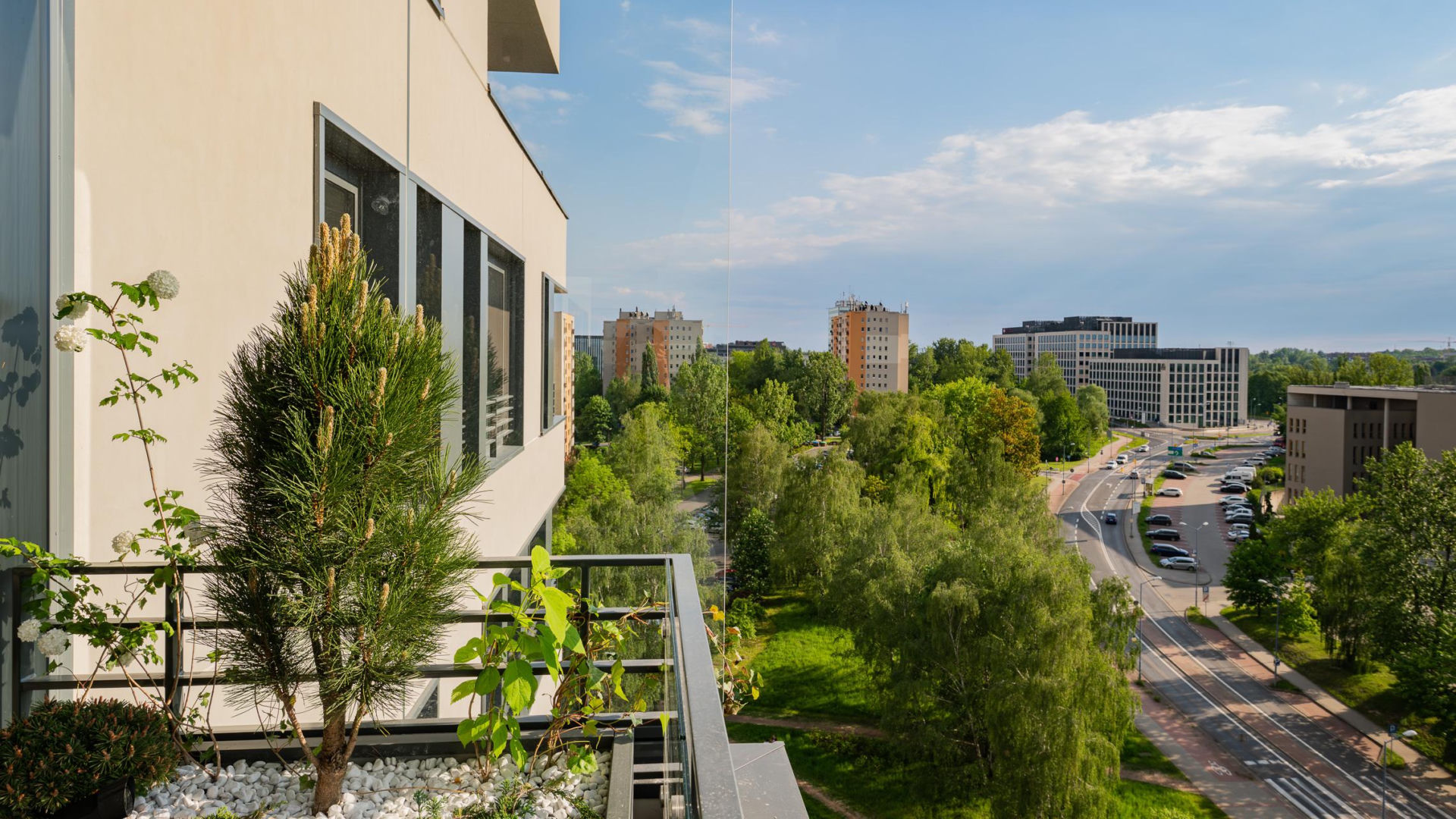 Damrota Garden - apartamentowiec w Katowicach z drzewami na fasadzie i dachu - czerwiec 2026