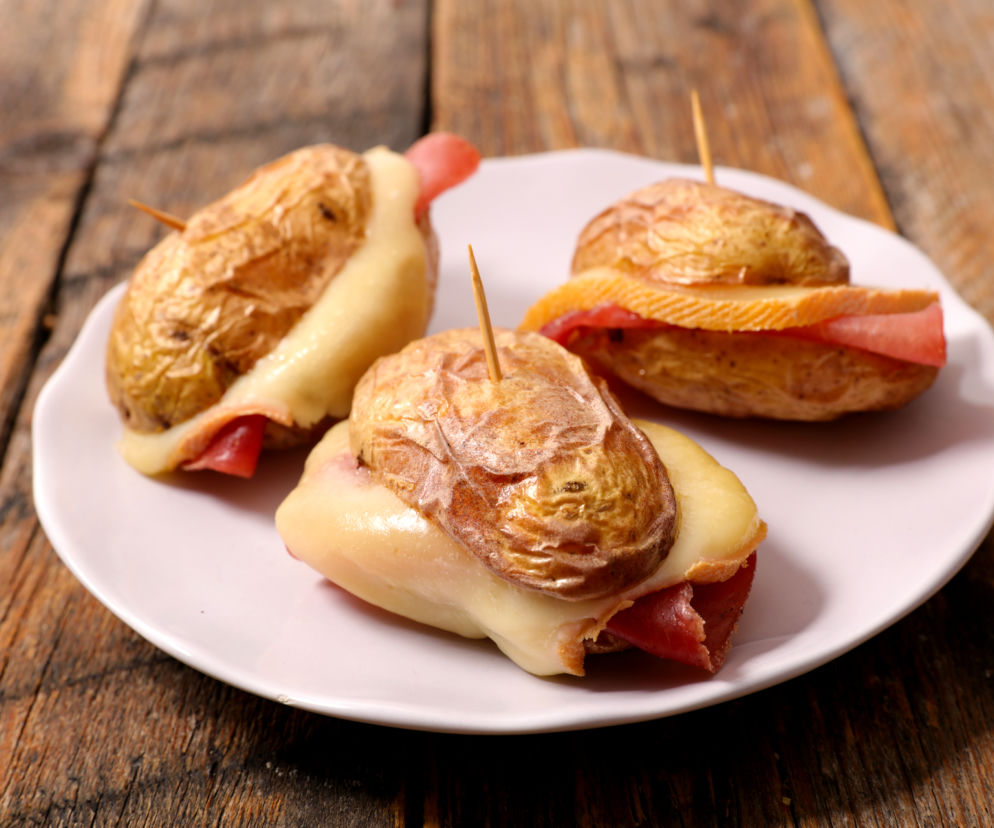 Mini burgerki z młodych ziemniaków, szynki i sera