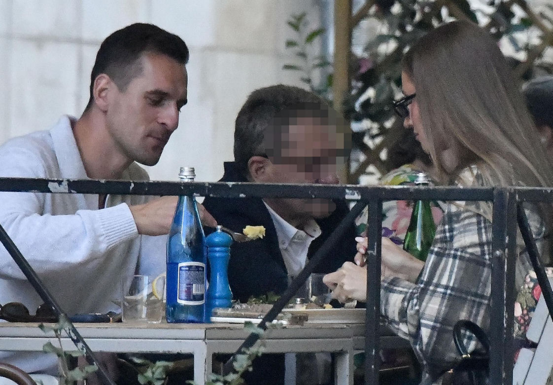Arkadiusz Milik relaksuje się po rajdzie po Warszawie. Piękna towarzyszka z nim