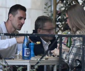 Arkadiusz Milik relaksuje się po rajdzie po Warszawie. Piękna towarzyszka z nim