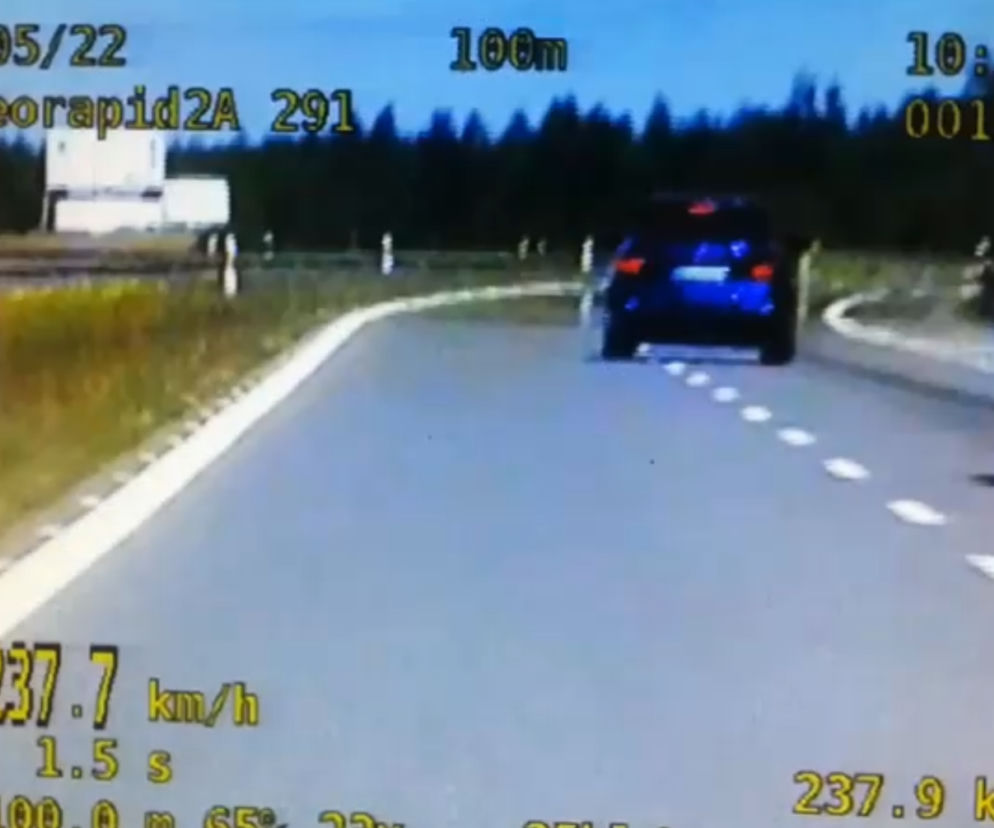 BMW pędziło 237 km/h drogą ekspresową S7. Mandat może zaboleć [WIDEO]
