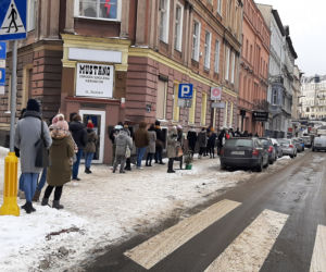 Kolejki przed cukierniami w Poznaniu