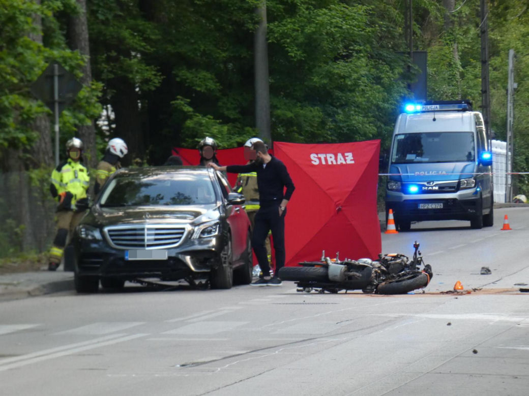 Koszmar na drodze w Konstancinie. Kawasaki zderzyło się z porsche i mercedesem. Nie żyje 21-latka