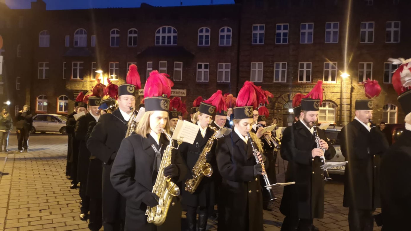 Barbórka na Nikiszowcu. Górnicza orkiestra w tym roku znów obudziła mieszkańców