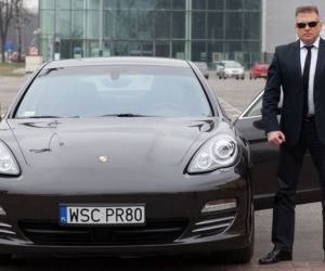 Detektyw Krzysztof Rutkowski w Porsche Panamera 4S