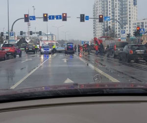 Wypadek w centrum Białegostoku. Karetka przewróciła się na skrzyżowaniu