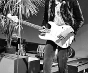 Jimi Hendrix z zespołem The Jimi Hendrix Experience All along the watchtower (w oryginale Bob Dylan)