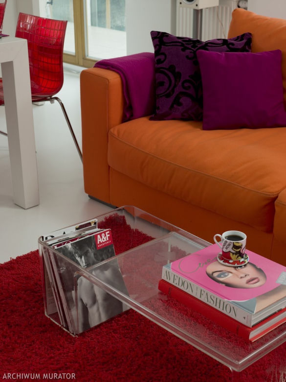 pomarańczowa sofa