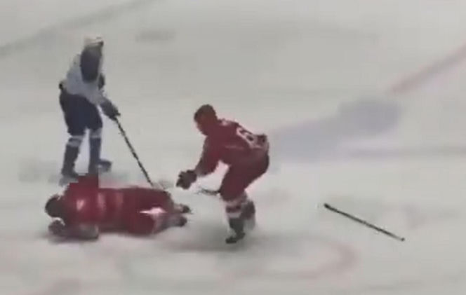 Upadek Łukaszenki na meczu hokeja