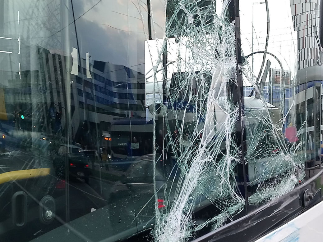 Kraków: Poważny wypadek na rondzie Grunwaldzkim. Karetka zderzyła się z autobusem