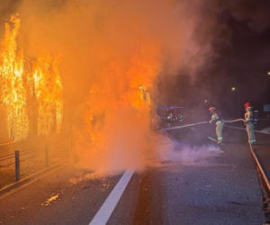 Pożar ciężarowego samochodu na trasie S7 w Tokarni