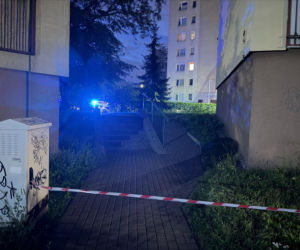 Dramatyczna akcja służb w Warszawie. Mężczyzna po 19 godzinach zszedł z parapetu