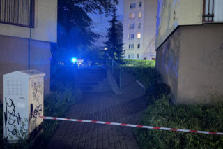 Dramatyczna akcja służb w Warszawie. Mężczyzna po 19 godzinach zszedł z parapetu