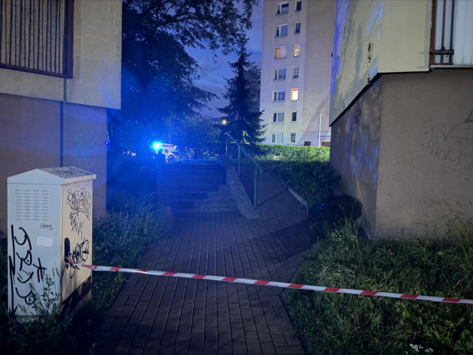 Dramatyczna akcja służb w Warszawie. Mężczyzna po 19 godzinach zszedł z parapetu