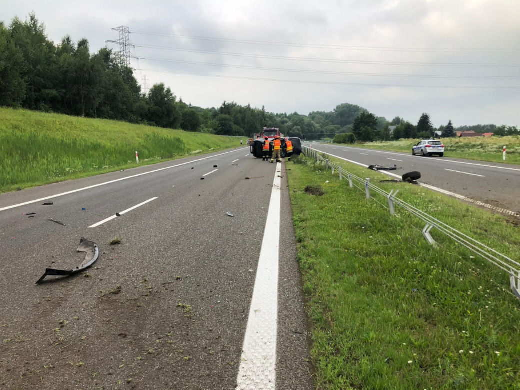 Jeden kierowca usnął za kółkiem, drugi nie opanował swojego bmw. Dwa groźne dachowania w regionie 