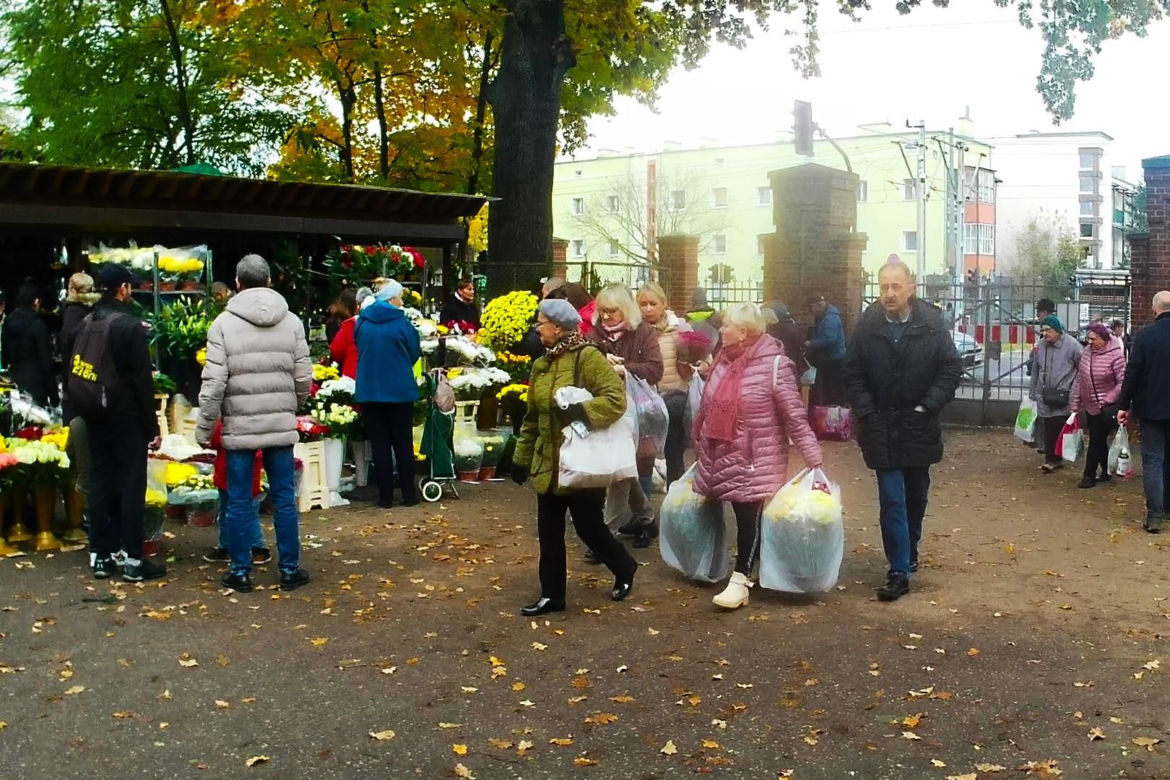 Wzmożony ruch na Cmentarzu Centralnym w Szczecinie