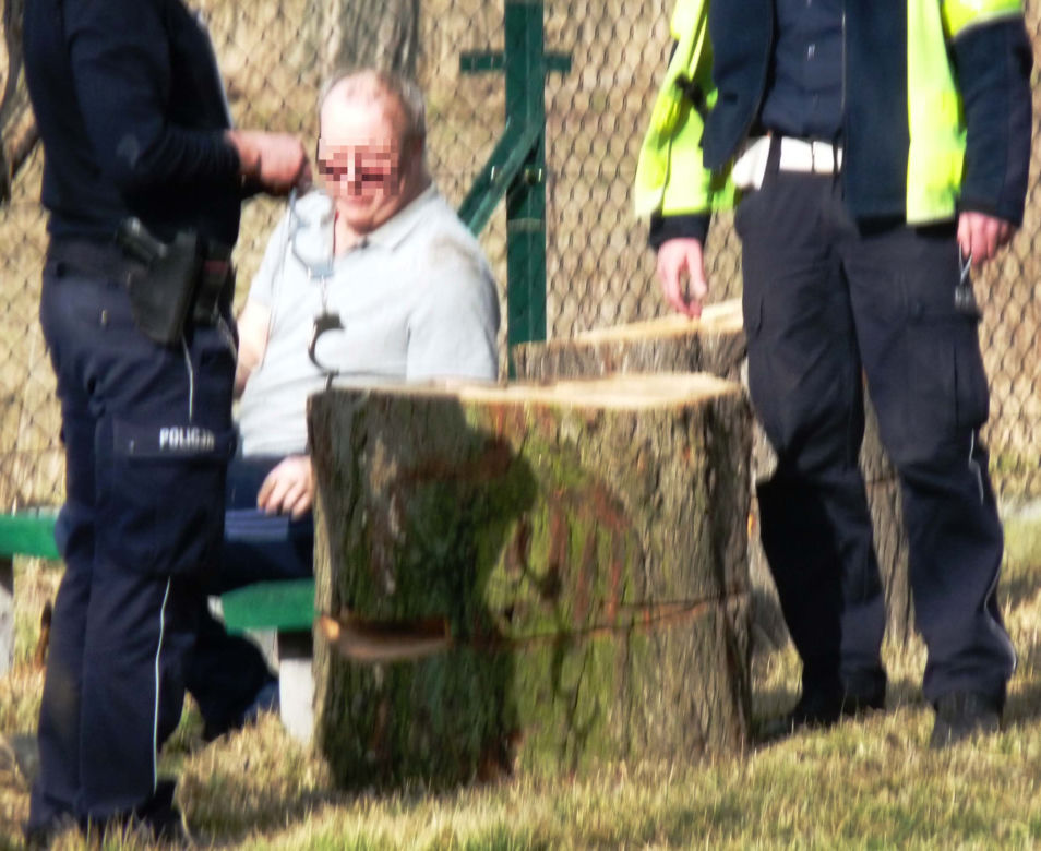 Ksiądz oszalał! Rzucił się z siekierą na parafiankę