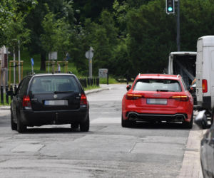 Wstyd Kasiu! Zielińska parkuje na środku ulicy swoje Audi RS4 warte 400 tysięcy i idzie na zakupy