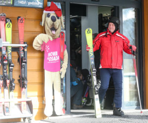 Poseł Wójcik szusuje w kasku