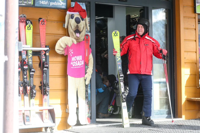 Poseł Wójcik szusuje w kasku