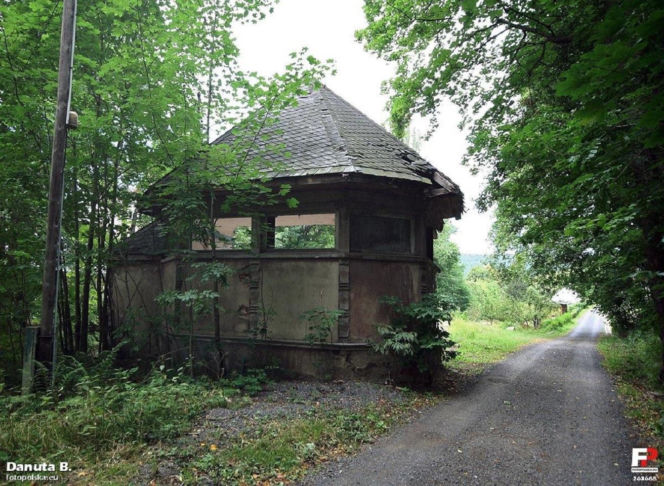 Pozostałości hali spacerowej nad Kwisą w Świeradowie-Zdroju na początku XXI w.