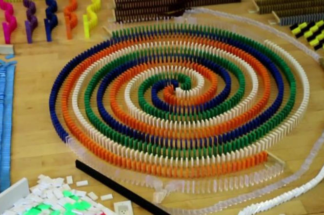 22 tysiące przewracających się domino! [WIDEO]