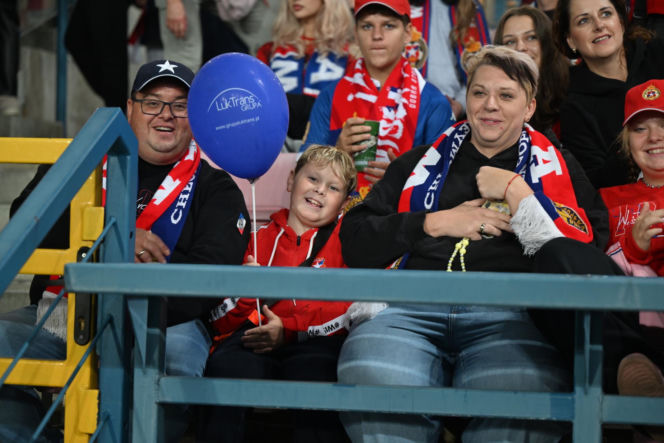 Tak kibice Wisły Kraków bawili się na trybunach. Znajdź się na zdjęciach