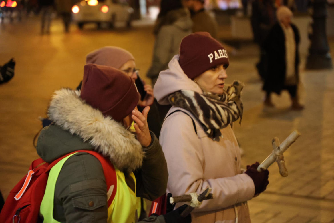 Kilka tysięcy osób w piątkowy wieczór wyruszyło z Lublina w 10. Ekstremalną Drogę Krzyżową