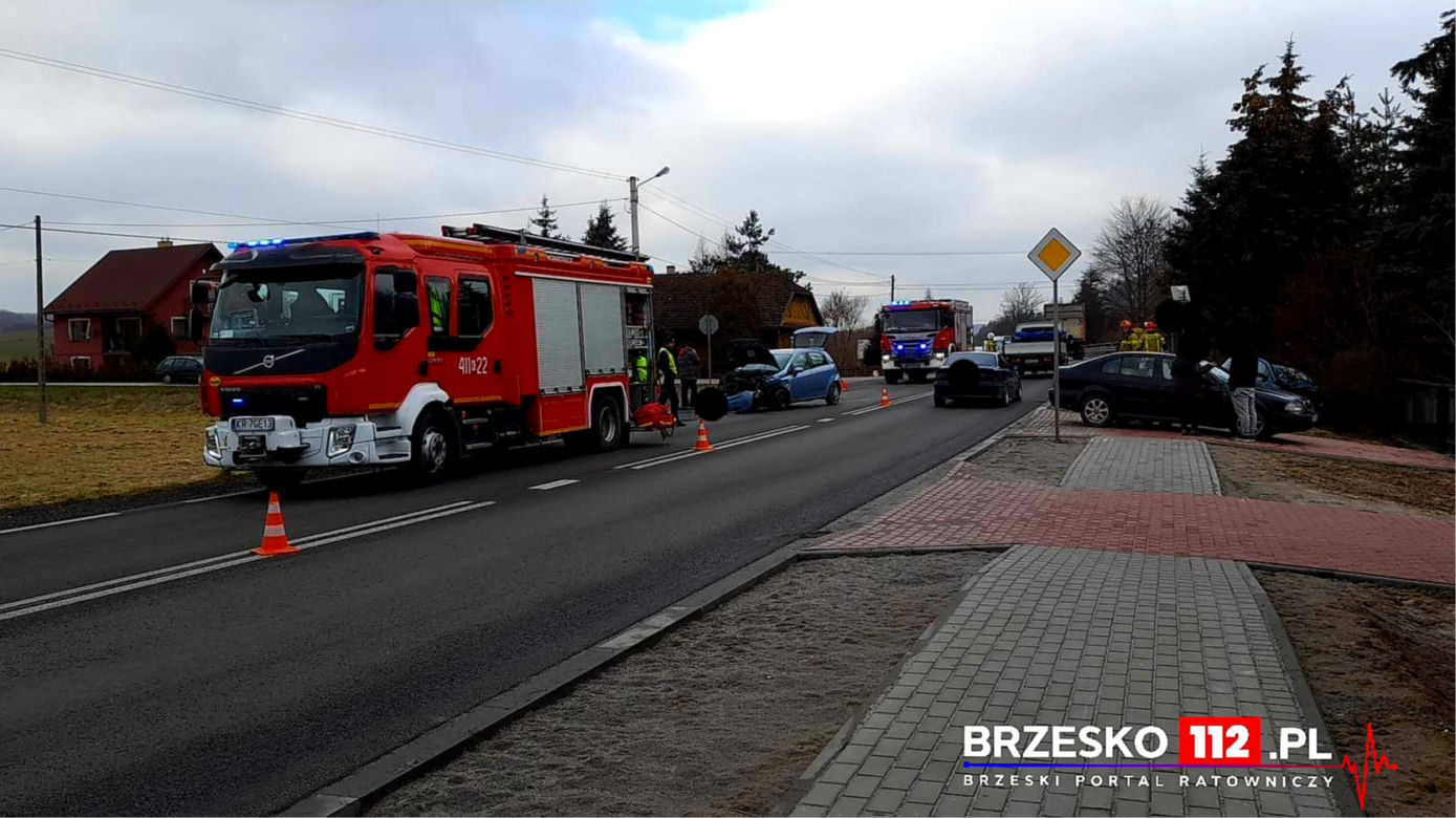 Uszew. Zderzenie dwóch samochodów na drodze krajowej nr 75