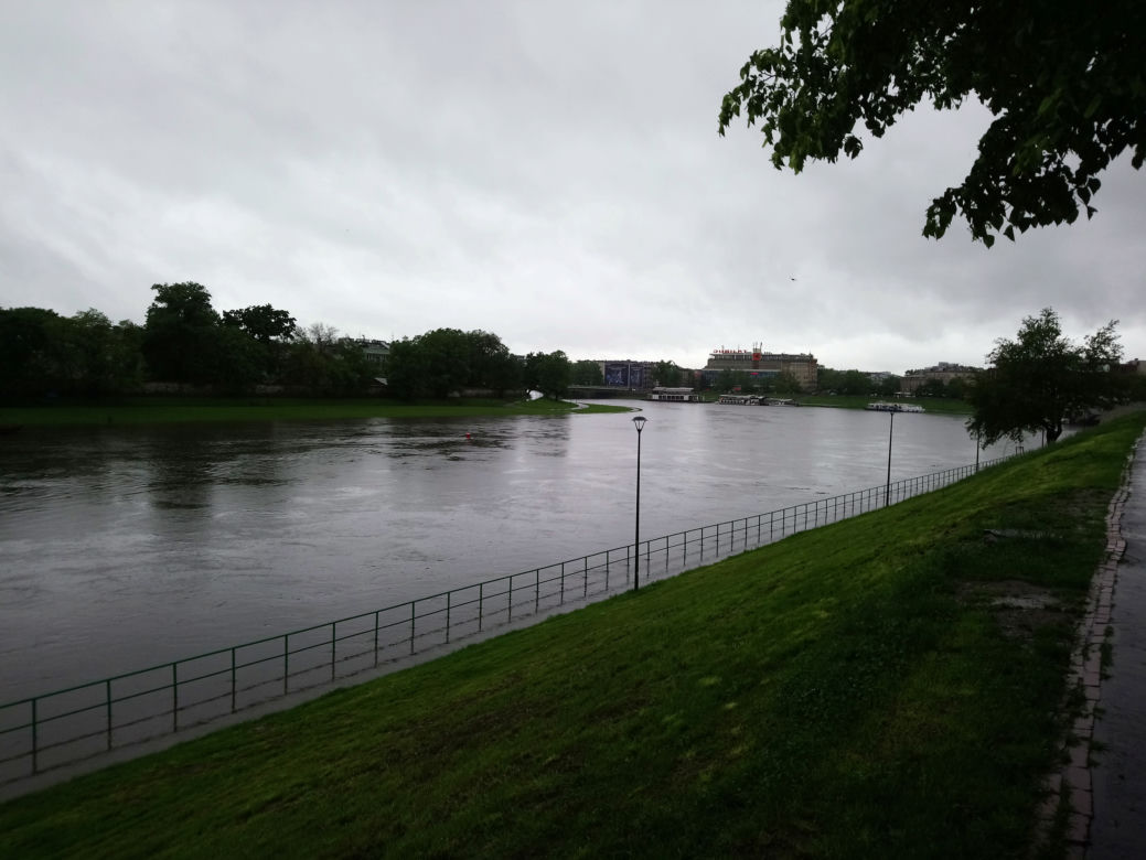 Ulewy w Krakowie 23.05.2019: Wylała Wisła, zalane są bulwary
