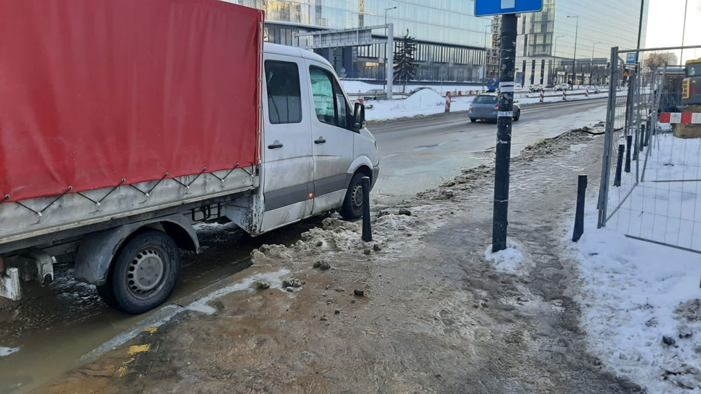 Potężna awaria na woli. Woda zalała ulicę, gigantyczne utrudnienia