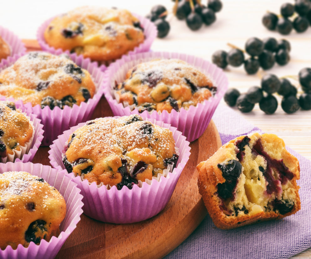 Muffiny z aronią i jabłkiem: sprawdzony przepis