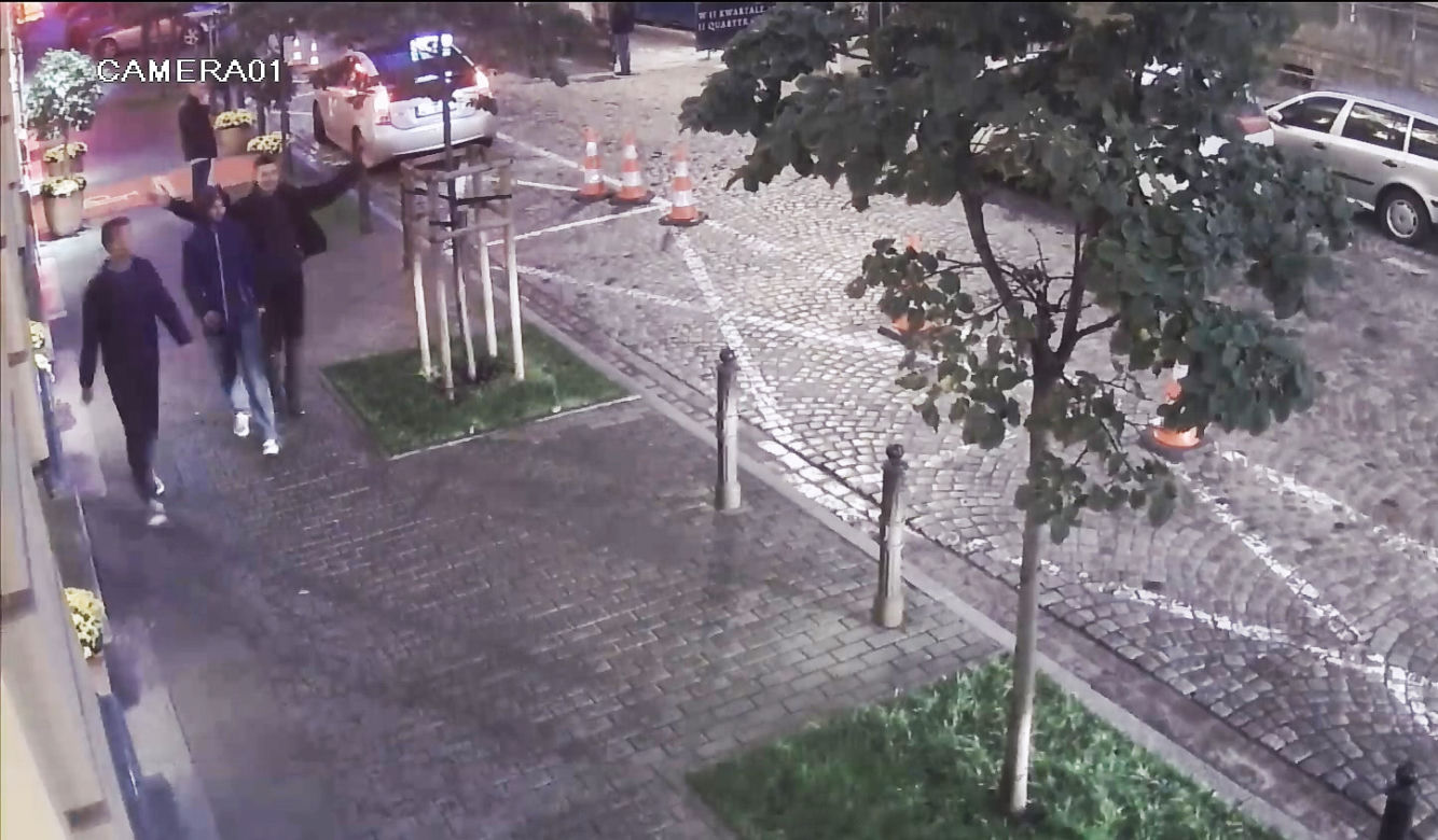 Rozpoznajecie tych mężczyzn? Szuka ich policja ze Śródmieścia [ZDJĘCIA]