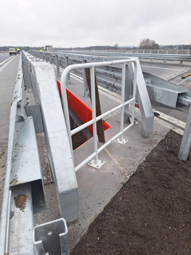 Na autostradzie A2 na wschód od Warszawy prace idą pełną parą, zarówno w dzień, jak i po zmroku